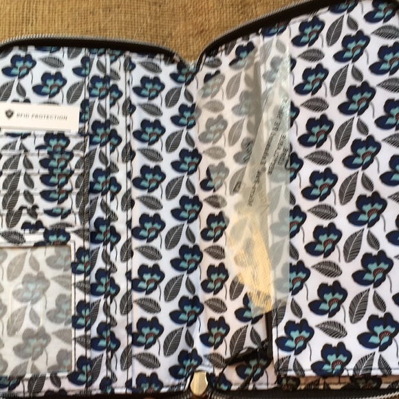 VERA BRADLEY RFID ON THE GO WRISTLET - Picture 2 of 4